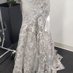 Mac Dugall Size 4 Mermaid Dress with tags, Needs new zipper.